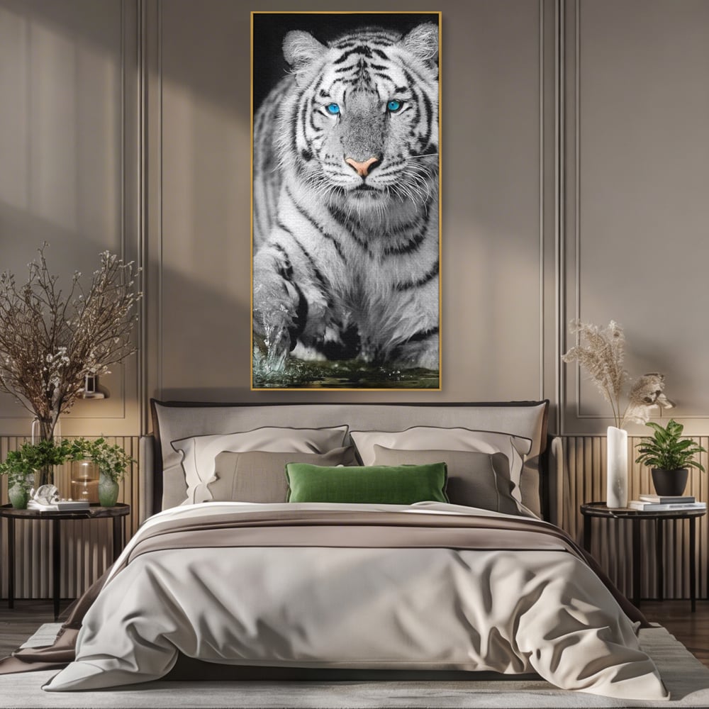 Tablou canvas cu tablou canvas cu tigru alb, in rama de aluminiu auriu, pe perete intr-un dormitor